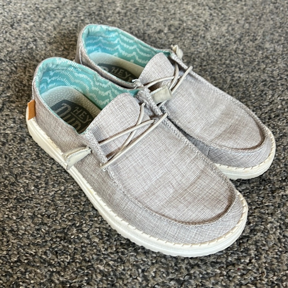 Size 6 hey women’s hey dude’s